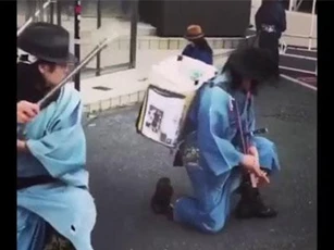 Clip: Samurai Nhật Bản ra tay dùng kiếm nhặt rác một cách điêu luyện