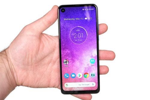 Trên tay Motorola One Vision: Màn hình đục lỗ, chip Exynos 9609, camera kép, giá gần 12 triệu