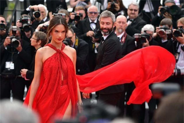 Alessandra Ambrosio diện váy đỏ xẻ táo bạo - 4