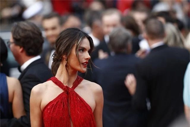 Alessandra Ambrosio diện váy đỏ xẻ táo bạo - 7