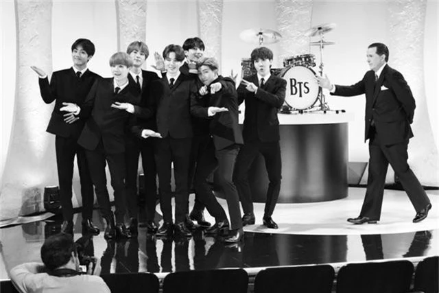 BTS bỗng hóa thành ban nhạc huyền thoại The Beatles - Ảnh 1.