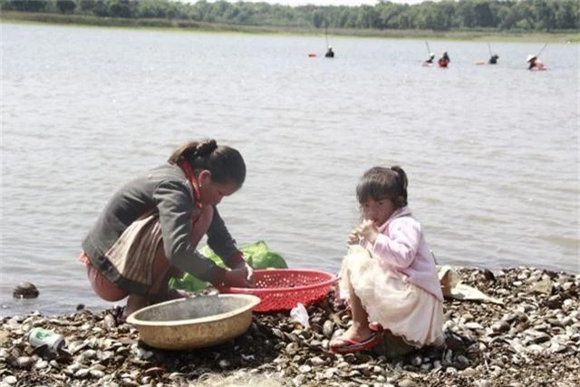 Đổ xô đi đãi hến mùa nước cạn ở hồ Ea Kao - 7