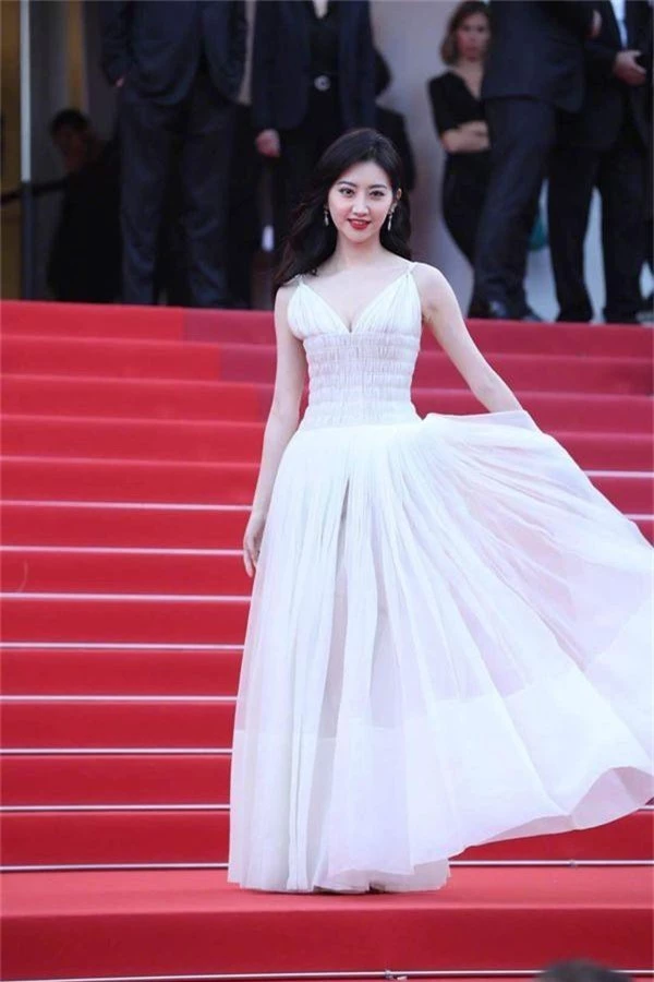 Đệ nhất mỹ nữ Bắc Kinh Cảnh Điềm khoe ngực đầy vẫn bị chê quê mùa, Lý Vũ Xuân khiến ai cũng trầm trồ vì bộ trang phục lông chim kết hợp vảy cá tại Cannes 2019 - Ảnh 1.