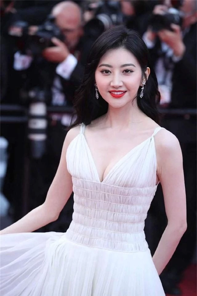 Đệ nhất mỹ nữ Bắc Kinh Cảnh Điềm khoe ngực đầy vẫn bị chê quê mùa, Lý Vũ Xuân khiến ai cũng trầm trồ vì bộ trang phục lông chim kết hợp vảy cá tại Cannes 2019 - Ảnh 4.