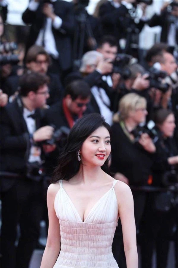 Đệ nhất mỹ nữ Bắc Kinh Cảnh Điềm khoe ngực đầy vẫn bị chê quê mùa, Lý Vũ Xuân khiến ai cũng trầm trồ vì bộ trang phục lông chim kết hợp vảy cá tại Cannes 2019 - Ảnh 6.