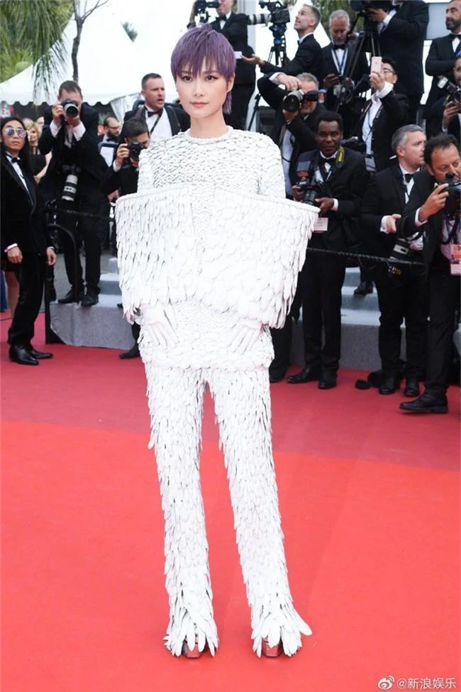 Đệ nhất mỹ nữ Bắc Kinh Cảnh Điềm khoe ngực đầy vẫn bị chê quê mùa, Lý Vũ Xuân khiến ai cũng trầm trồ vì bộ trang phục lông chim kết hợp vảy cá tại Cannes 2019 - Ảnh 8.