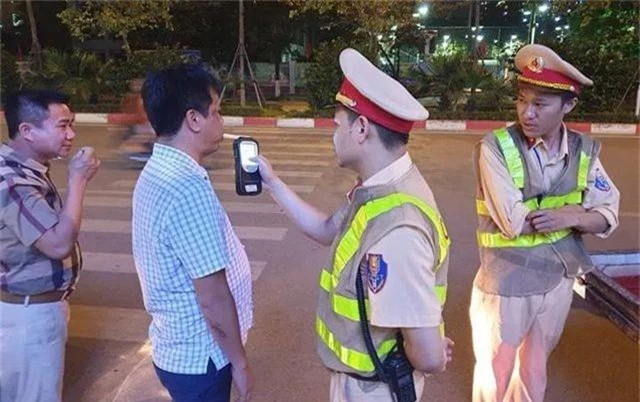 Hà Nội: CSGT lập chốt sát quán nhậu để kiểm tra tài xế ma men - 1