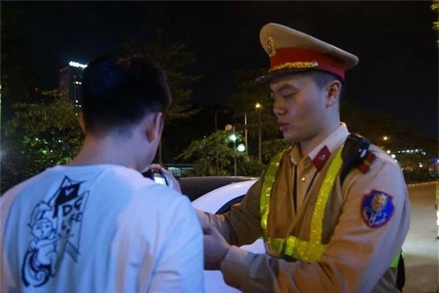 Hà Nội: CSGT lập chốt sát quán nhậu để kiểm tra tài xế ma men - 2