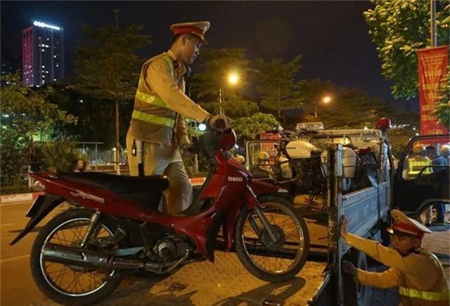 Hà Nội: CSGT lập chốt sát quán nhậu để kiểm tra tài xế ma men - 3