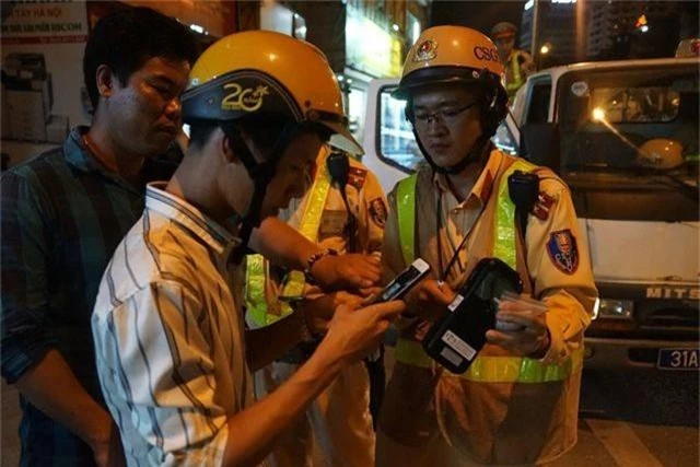 Hà Nội: CSGT lập chốt sát quán nhậu để kiểm tra tài xế ma men - 4