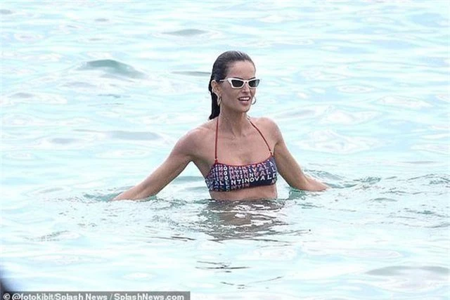 Izabel Goulart khoe dáng săn chắc với bikini 500 USD - 10