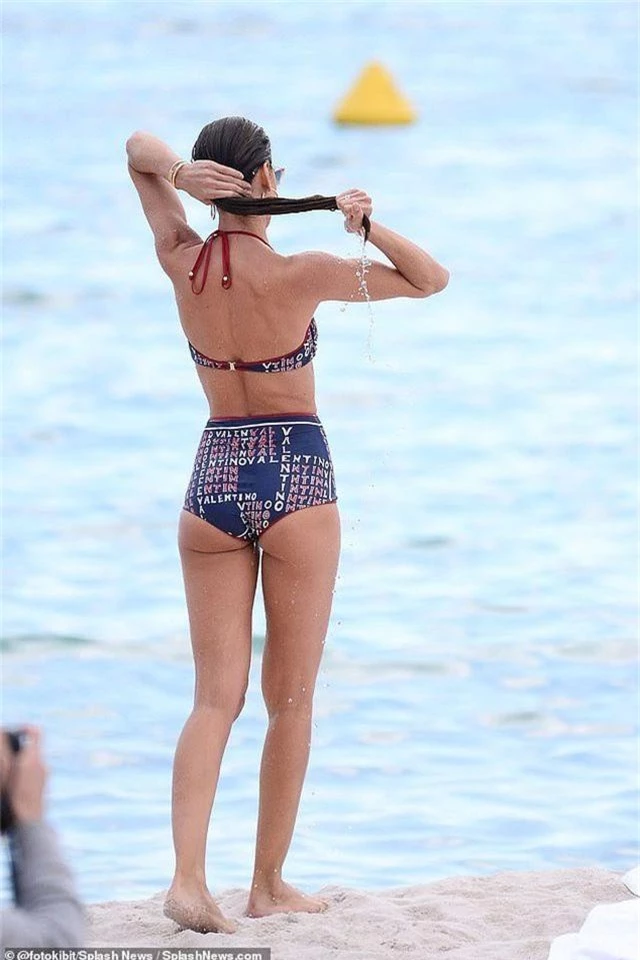 Izabel Goulart khoe dáng săn chắc với bikini 500 USD - 4