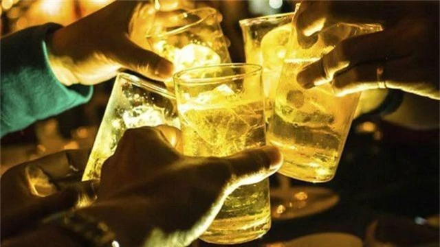 Mỗi người Việt tiêu thụ 43 lít bia trong 1 năm, sức uống vẫn còn “sung”? - 1