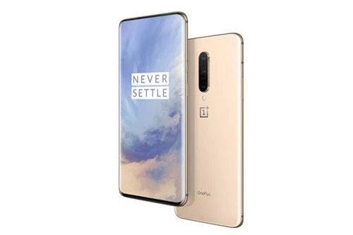 OnePlus 7 Pro có 3 màu Nebula Blue, Mirror Grey và Almond. Giá của phiên bản RAM 6 GB/ROM 128 GB (chỉ có màu Mirror Grey) là 669 USD (tương đương 15,59 triệu đồng). Phiên bản RAM 8 GB/ROM 256 GB (đủ 3 màu) có giá 699 USD (16,29 triệu đồng). Để sở hữu bản RAM 12 GB/ROM 256 GB (màu Nebula Blue), khách hàng phải đầu tư 749 USD (17,45 triệu đồng).