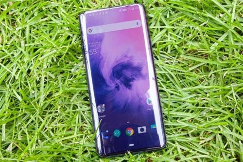 OnePlus 7 Pro sử dụng tấm nền màn hình AMOLED kích thước 6,67 inch, độ phân giải 2K Plus (3.120x1.440 pixel), mật độ điểm ảnh 516 ppi. Màn hình này được thiết kế cong 2 cạnh viền, chia theo tỷ lệ 19,5:9, thiết kế dạng giọt nước, hỗ trợ dải màu DCI-P3, tích hợp công nghệ HDR10 Plus, lọc ánh sáng xanh gây hại mắt. Tần số quét 90 Hz.