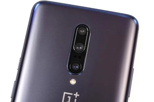 Ngoài thiết kế ấn tượng, cấu hình “khủng”, điểm nhấn đáng chú ý khác trên OnePlus 7 Pro chính là việc nó được trang bị 3 camera sau. Trong đó, cảm biến chính 48 MP, khẩu độ f/1.6, ống kính thứ 2 16 MP, f/2.2 cho góc rộng 117 độ. Cảm biến thứ 3 là ống kính tele 8 MP, f/2.4 cho phép zoom quang học 3x. Cảm biến thứ nhất và thứ 3 ở camera sau của OnePlus 7 Pro đều hỗ trợ lấy nét theo pha, lấy nét bằng laser, chống rung quang học (OIS), chống rung điện tử. 