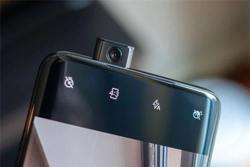 Camera selfie pop-up 16 MP, f/2.0 cho khả năng ghi hình Full HD, chống rung điện tử. OnePlus có biết, camera này có thể bật/tắt hơn 300.000 lần. Điều đó có nghĩa, người dùng có thể sử dụng gần 4 năm nếu mỗi ngày bật/tắt khoảng 150 lần. Theo chuyên trang đánh giá cảm biến ảnh DxOMark, OnePlus 7 Pro là smartphone sở hữu camera tốt thứ 3 thế giới hiện nay với 111 điểm, sau Huawei P30 Pro và Samsung Galaxy S10 5G (cùng được 112 điểm).