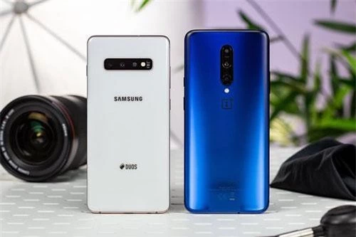 Samsung Galaxy S10 Plus và OnePlus 7 Pro (phải).