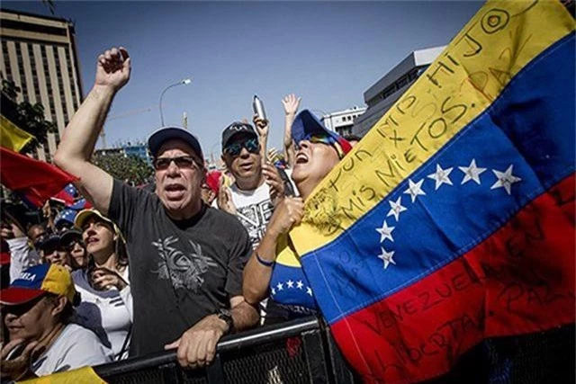 Những người phản đối ông Maduro hôm 30/4/2019 tại thủ đô Caracas (Nguồn: Reuters)