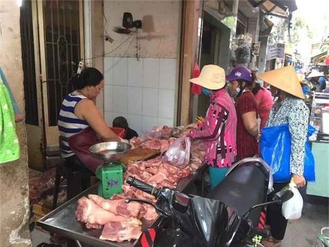 TPHCM: Người dân “e dè” với thịt ở chợ vì dịch tả heo Châu Phi - 1