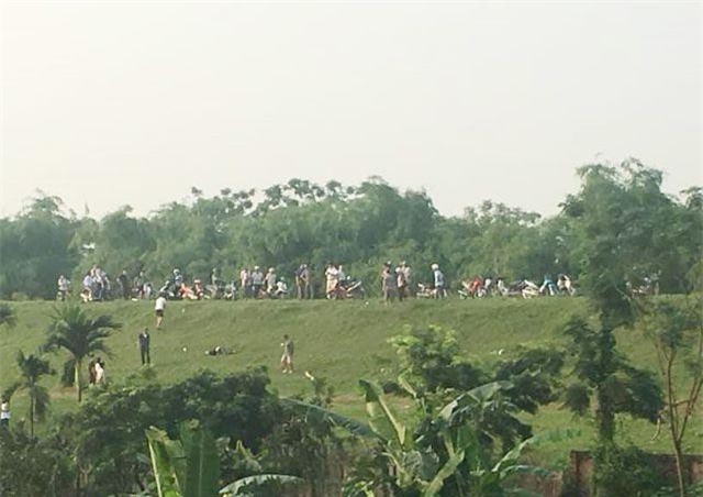 Hà Nội: Phát hiện người đàn ông tử vong dưới vệ đê, nghi bị sát hại