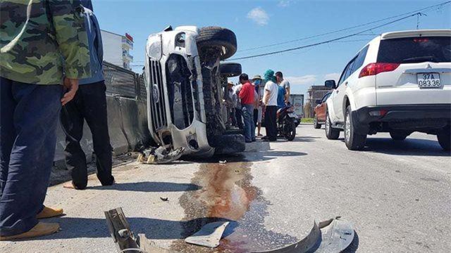 Xe tải tông xe 7 chỗ lật nghiêng, 3 người thoát chết may mắn