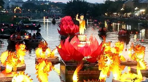 CLIP: Chiêm ngưỡng 7 đóa sen khổng lồ trên sông Hoài mùa Lễ Phật đản 2019