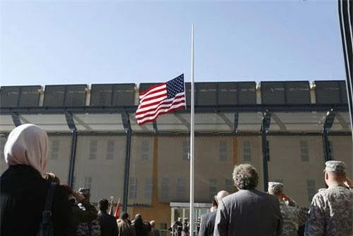 Lễ chào cờ tại Đại sứ quán Mỹ ở Baghdad năm 2009. (Ảnh: Reuters).