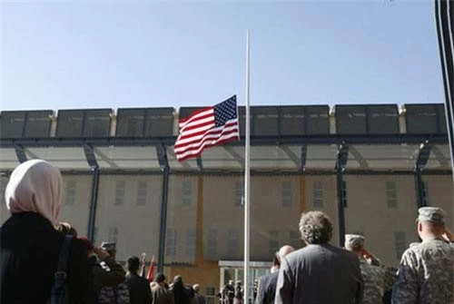 Lễ chào cờ tại Đại sứ quán Mỹ ở Baghdad năm 2009. (Ảnh: Reuters). Lễ chào cờ tại Đại sứ quán Mỹ ở Baghdad năm 2009. (Ảnh: Reuters).
