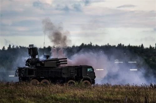 Pantsir-S được trang bị hai loại radar gồm: đài mạng pha trinh sát có tầm hoạt động 32-45km; đài mạng pha bám bắt có tầm trinh sát 24km, bắt tối đa 20 mục tiêu và dẫn đường cho tên lửa hạ 3 mục tiêu cùng lúc. 