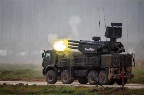 Hệ thống Pantsir-S gồm hai khẩu pháo tự động 2A38M 30mm và 12 đạn tên lửa phòng không 57E6. Trong đó, hai khẩu 2A38 đạt tốc độ bắn tổng 5.000 phát/phút, tầm bắn từ 200m tới 4km, độ cao từ 0m tới 3km. 