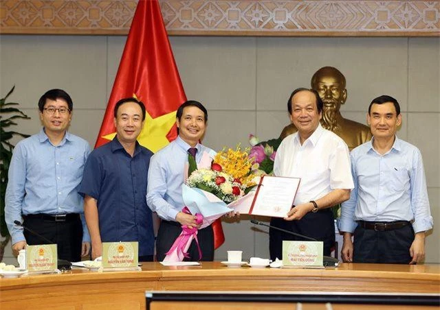 Bộ trưởng, Chủ nhiệm Văn phòng Chính phủ Mai Tiến Dũng trao quyết định bổ nhiệm cho ông Phạm Thái Hà, ngày 16/5.