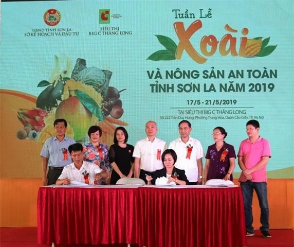 lễ ký kết tiêu thụ nông sản an toàn giữa đại diện doanh nghiệp tỉnh Sơn La với đại diện Big C Việt Nam. 