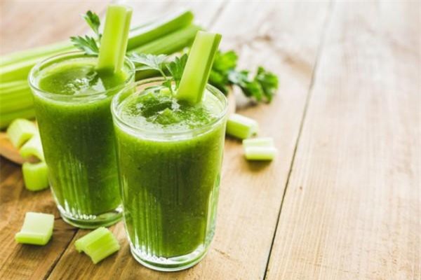 Nước ép cần tây đại bổ nhưng không phải ai cũng nên dùng