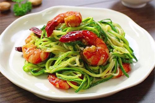'Độc lạ' món mỳ sợi bí ngòi sốt tôm khô không hề có sợi mỳ nào