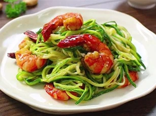'Độc lạ' món mỳ sợi bí ngòi sốt tôm khô không hề có sợi mỳ nào