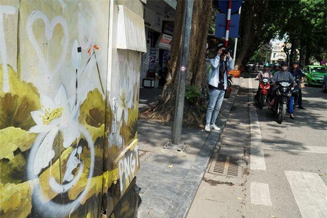 Hà Nội: Hàng loạt bốt điện quanh hồ Gươm bị bôi bẩn