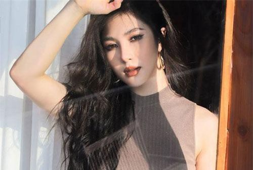 Hương Tràm: “Tuổi 17 cho tôi sự tung hô lên tận trời xanh và những cú tát đau đớn”