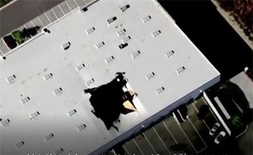 CLIP: Máy bay F-16 của Mỹ chở theo vũ khí đâm thủng nóc nhà kho