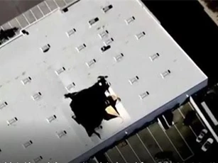 CLIP: Máy bay F-16 của Mỹ chở theo vũ khí đâm thủng nóc nhà kho