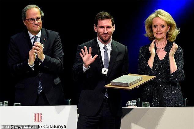 Tiếp bước Cruyff, Messi nhận giải thưởng đặc biệt