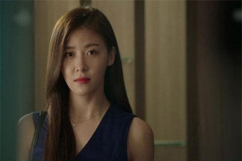 Suýt rơi vào lưới tình với người cũ trong chuyến công tác, vợ trẻ bừng tỉnh khi nhận được tin nhắn của chồng lúc nửa đêm