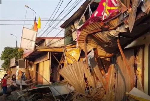 CLIP: Hiện trường vụ tai nạn, xe container lao vào nhà dân tại Nam Định