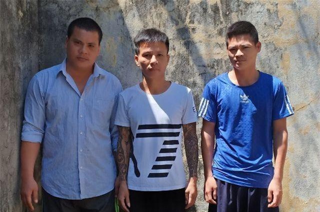 Nghệ An: Bắt nhóm bảo kê máy gặt, thu nhiều dao, súng tự chế