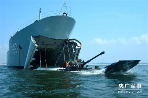 Website chính thức của Quân đội Trung Quốc mới đây đăng tải một bài viết về việc hải quân đánh bộ nước này tiến hành cuộc tập trận đổ bộ đường biển. Đáng chú ý, trong đó có đoạn viết rằng họ tiến hành diễn tập với 