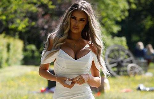 Chloe Sims diện váy xẻ sâu khoe vòng 1 'khủng'
