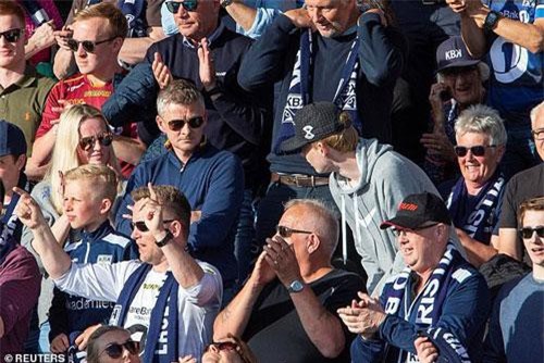 Gạt nỗi buồn M.U, Solskjaer về quê cổ vũ đội bóng cũ