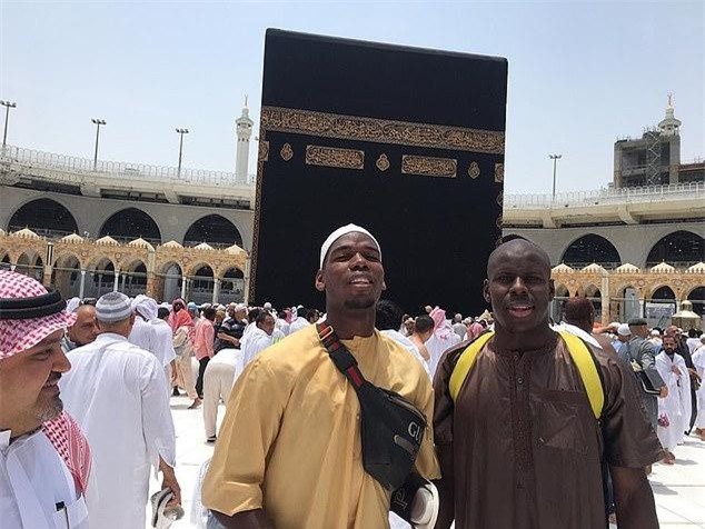 Hành hương tới Mecca, Pogba chờ ngày rời M.U