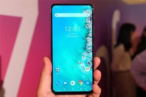 ZenFone 6 dùng màn hình IPS kích thước 6,4 inch, độ phân giải Full HD Plus (2.340x1.080 pixel), mật độ điểm ảnh 403 ppi. Màn hình này được chia theo tỷ lệ 19,5:9, chiếm 92% diện tích mặt trước, tích hợp công nghệ HDR10, dải màu DCI-P3 100%, độ sáng tối đa 600 nit.