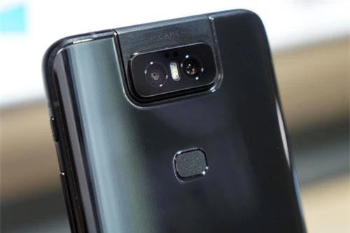 Điểm nhấn đáng chú ý trên Asus ZenFone 6 chính là camera lật 180 độ. Ngoài ra, khách hàng cũng có thể lật 90 độ. Camera này được làm từ Liquid Metal (hợp kim vô định hình) với độ cứng và bền hơn thép không gỉ tới 4 lần. Theo Asus, camera này có thể bật/tắt 100.000 lần. Điều đó có nghĩa, nếu mỗi ngày người dùng chụp ảnh 28 lần, độ bền của camera này lên tới 5 năm. Hai máy ảnh sau của ZenFone 6 có độ phân giải 48 MP, khẩu độ f/1.8 cho khả năng lấy nét theo pha, lấy nét bằng laser và cảm biến phụ 13 MP, f/2.4 đem đến khả năng chụp ảnh, quay video góc rộng 125 độ. Bộ đôi này được trang bị đèn flash LED kép, quay video 4K. Đồng thời, máy còn có công nghệ Quad Bayer giúp kết hợp 4 pixel để tạo thành 1 điểm ảnh lớn, HDR + nhằm chụp ảnh, quay video tốt hơn trong điều kiện thiếu sáng.